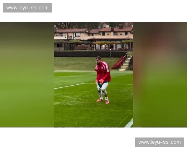 里尔门将舍瓦利耶高接抵挡，全场贡献7次扑救零封对手