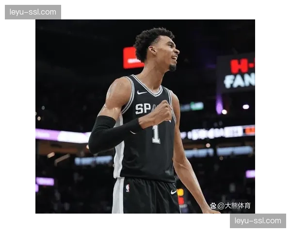 终场前2.1秒，文班亚马封盖绝杀，马刺主场逆转对手